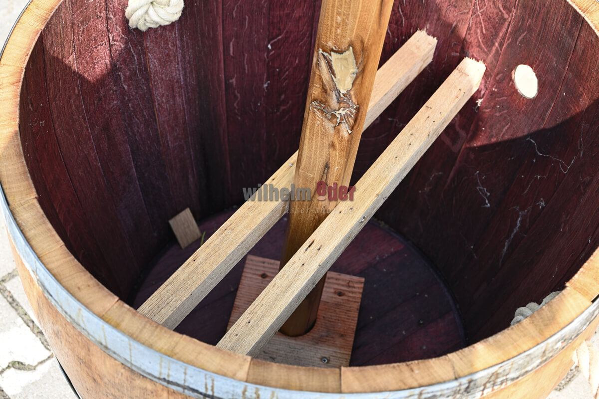 blumenkuebel_weinrebe_weinfass_5