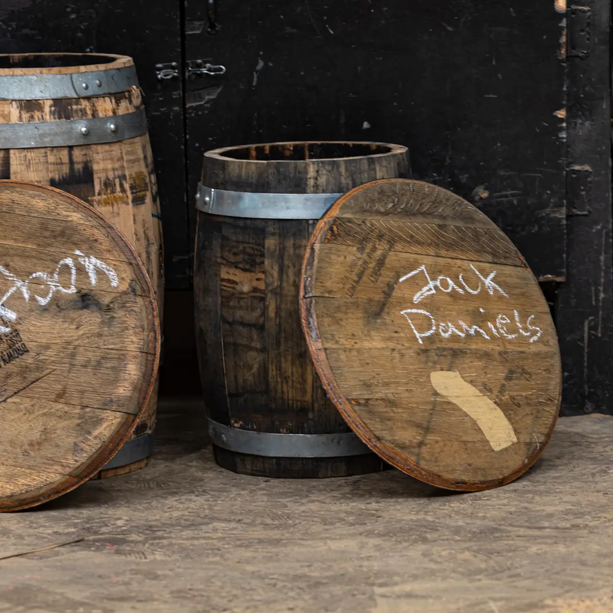 Rückbau Fässer Auf dem Bild sind angefangene Rückbau-Fässer zu sehen mit Deckeln in original Größe.