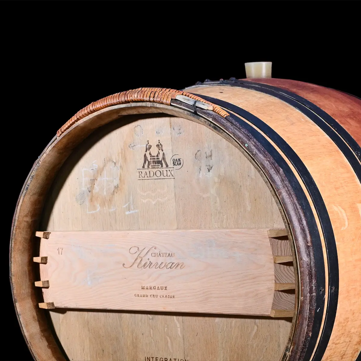 Rotweinfass Vorbelegt Zu sehen ist der Anschnitt eines liegenden Holzfasses mit Weidenholzringen und einem roten Bauch.